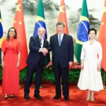 Xi e Lula participam de cerimônia de assinatura de documentos de cooperação. Foto: Xinhua/Huang Jingwen

