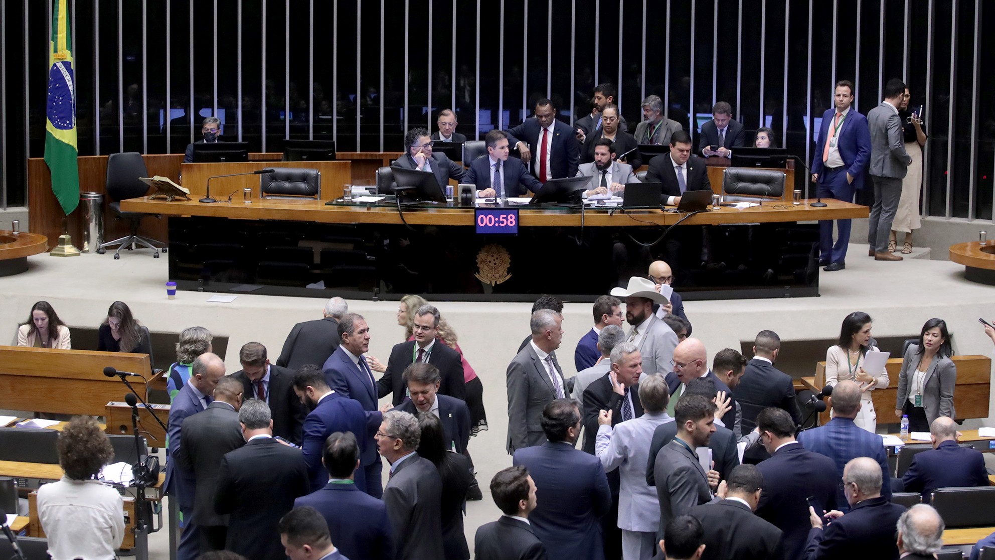 Semana começa com expectativa de avanço do PL do devedor contumaz