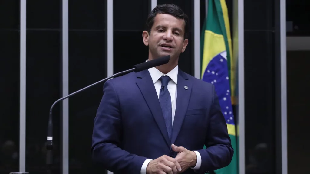 Doutor Luizinho, à tribuna da Câmara, fala durante sessão plenária para discussão e votação de propostas, em 10 de dezembro de 2024 (Foto Vinicius Loures/Câmara dos Deputados)