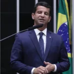 Doutor Luizinho, à tribuna da Câmara, fala durante sessão plenária para discussão e votação de propostas, em 10 de dezembro de 2024 (Foto Vinicius Loures/Câmara dos Deputados)