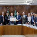 Lula assina MP da reforma do setor elétrico ao lado de ministros, presidentes do Senado, da Câmara e líderes partidários (Foto Ricardo Stuckert/PR)
