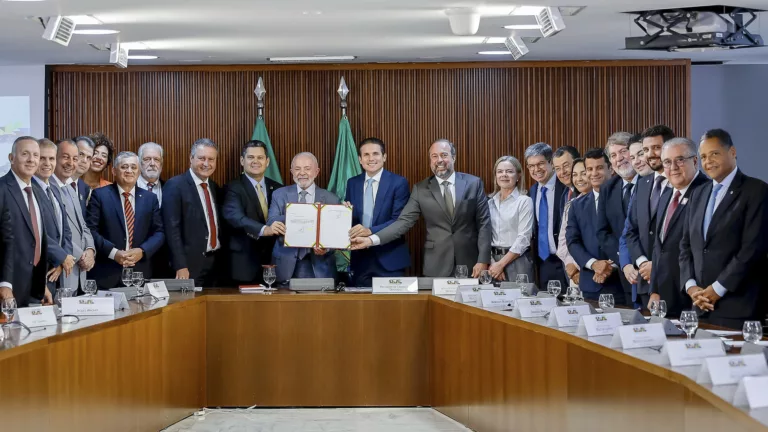 Lula assina MP da reforma do setor elétrico ao lado de ministros, presidentes do Senado, da Câmara e líderes partidários (Foto Ricardo Stuckert/PR)