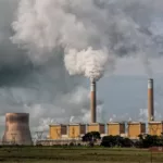 Usina térmica a carvão lançando grande volume de gases de efeito estufa (GEE) na atmosfera (Foto Steve Buissinne/Pixabay)