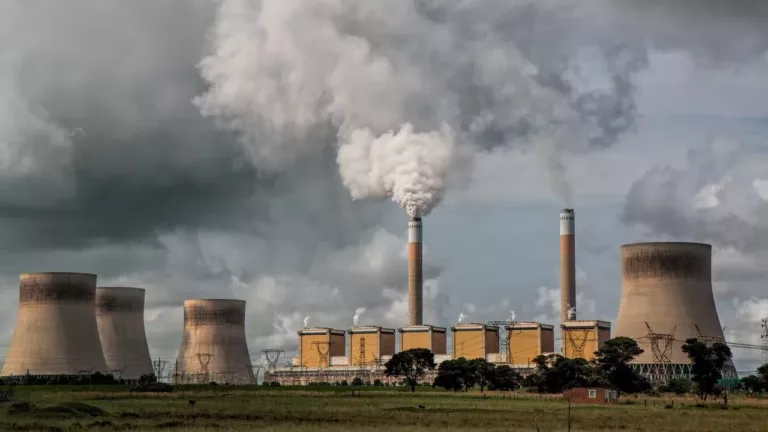 Usina térmica a carvão lançando grande volume de gases de efeito estufa (GEE) na atmosfera (Foto Steve Buissinne/Pixabay) Usina térmica a carvão lançando grande volume de gases de efeito estufa (GEE) na atmosfera (Foto Steve Buissinne/Pixabay)