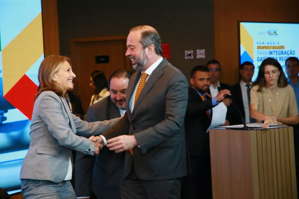 Alexandre Silveira cumprimenta secretária de Energia da Argentina, María Carmen Tettamanti, no seminário de integração gasífera (Foto: MME/Divulgação)