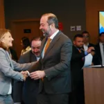 Alexandre Silveira cumprimenta secretária de Energia da Argentina, María Carmen Tettamanti, no seminário de integração gasífera (Foto: MME/Divulgação)