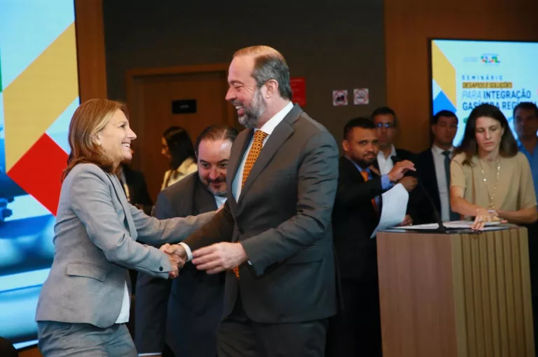Alexandre Silveira cumprimenta secretária de Energia da Argentina, María Carmen Tettamanti, no seminário de integração gasífera (Foto: MME/Divulgação)