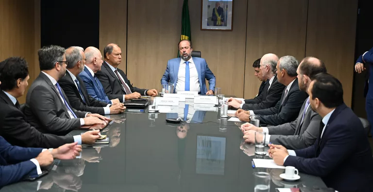 Alexandre Silveira se reúne com deputados e representantes do setor para fortalecer ações contra fraudes nos biocombustíveis (Foto: Ricardo Botelho/MME) Alexandre Silveira se reúne com deputados e representantes do setor para fortalecer ações contra fraudes nos biocombustíveis (Foto: Ricardo Botelho/MME)