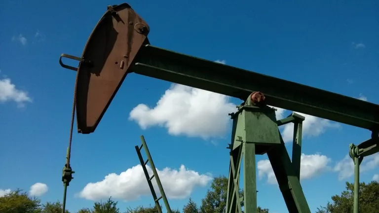 Bomba cavalo-de-pau, bomda de petróleo para exploração terrestre (Foto Monika Wrangel/Pixabay)