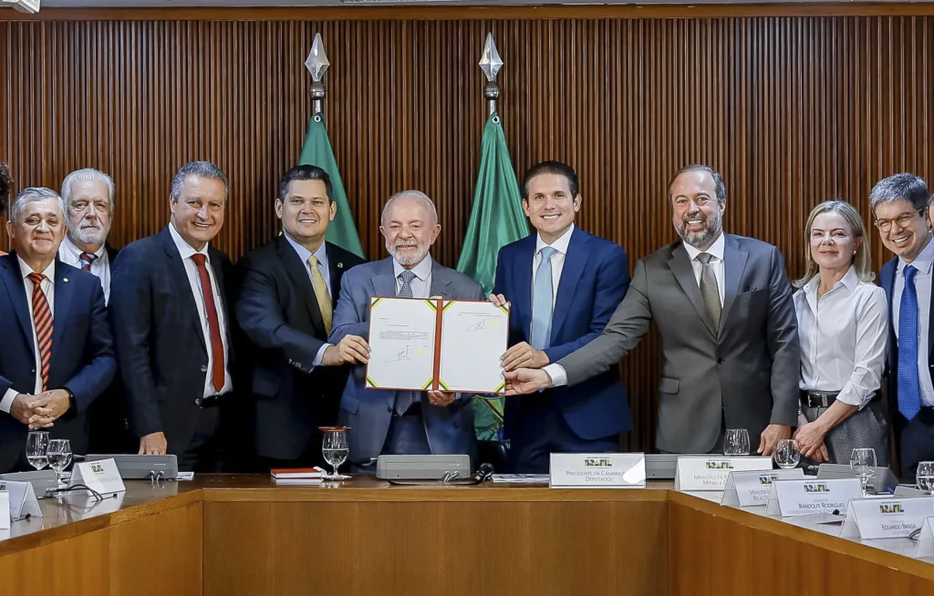 Lula assina MP da reforma do setor elétrico ao lado de ministros, presidentes do Senado, da Câmara e líderes partidários (Foto Ricardo Stuckert/PR)