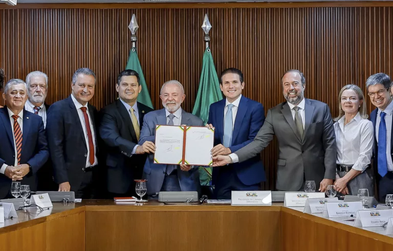 Lula assina MP da reforma do setor elétrico ao lado de ministros, presidentes do Senado, da Câmara e líderes partidários (Foto Ricardo Stuckert/PR)