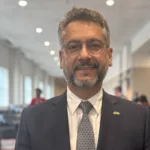 O governador do Amapá, Clécio Luís, concede entrevista à agência eixos, durante a OTC 2025, em Houston, em 6 de maio (Foto agência eixos)