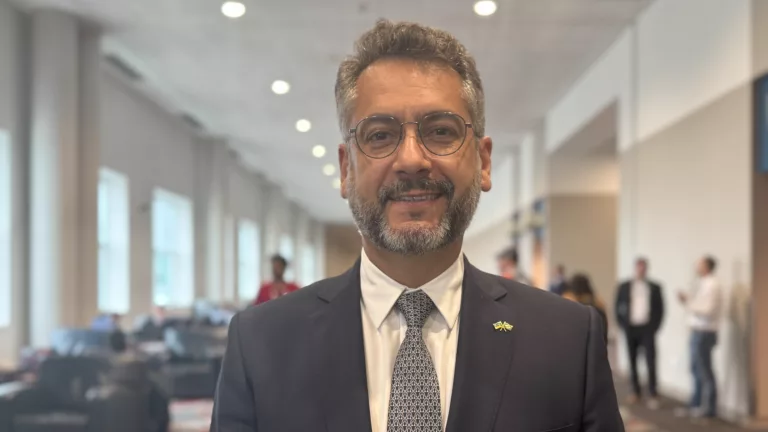 O governador do Amapá, Clécio Luís, concede entrevista à agência eixos, durante a OTC 2025, em Houston, em 6 de maio (Foto agência eixos)