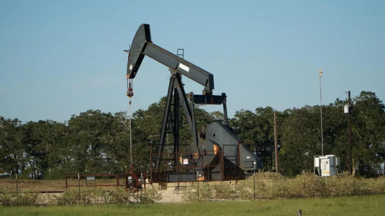 Bomba cavalo-de-pau para a produção terrestre de petróleo (Foto awsloley-Pixabay) Bomba cavalo-de-pau para a produção terrestre de petróleo (Foto awsloley-Pixabay)