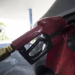 Abastecimento de veículo a diesel (Foto: Marcelo Camargo / Agência Brasil)