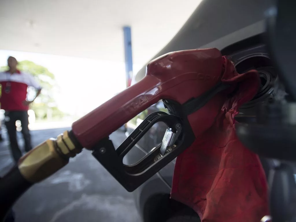 Abastecimento de veículo a diesel (Foto: Marcelo Camargo / Agência Brasil)