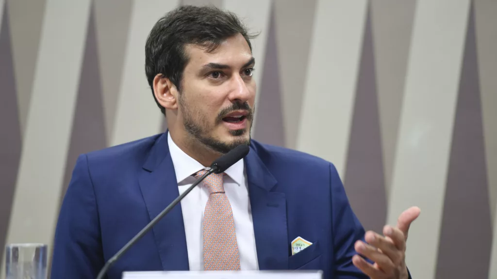 Thiago Barral fala durante audiência pública conjunta da CI e CMA no Senado, em 27/2/2024, para debater o potencial e os desafios para viabilizar a economia de hidrogênio sustentável como fonte renovável de energia (Foto Edilson Rodrigues/Agência Senado)