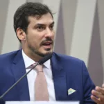Thiago Barral fala durante audiência pública conjunta da CI e CMA no Senado, em 27/2/2024, para debater o potencial e os desafios para viabilizar a economia de hidrogênio sustentável como fonte renovável de energia (Foto Edilson Rodrigues/Agência Senado)
