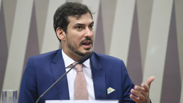Thiago Barral fala durante audiência pública conjunta da CI e CMA no Senado, em 27/2/2024, para debater o potencial e os desafios para viabilizar a economia de hidrogênio sustentável como fonte renovável de energia (Foto Edilson Rodrigues/Agência Senado)