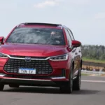 Carro elétrico da BYD da categoria SUV na cor vermelha (Foto Divulgação)