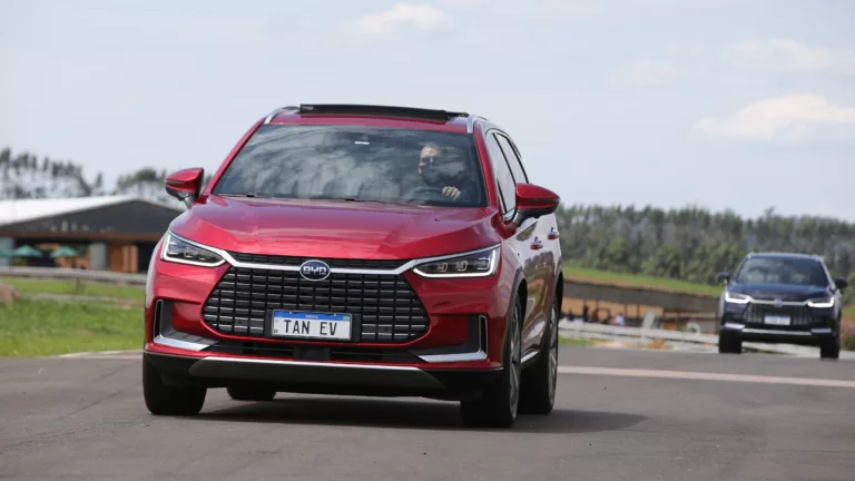 Carro elétrico da BYD da categoria SUV na cor vermelha (Foto Divulgação)