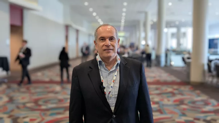 Décio Oddone, CEO da Brava Energia, após entrevista ao estúdio eixos na OTC, em Houston, Texas. Foto: eixos Décio Oddone, CEO da Brava Energia, após entrevista ao estúdio eixos na OTC, em Houston, Texas. Foto: eixos