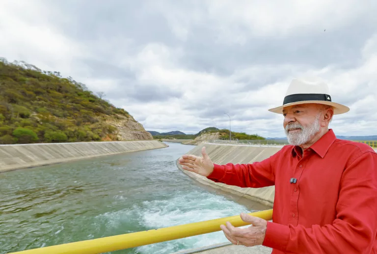 Presidente da República, Luiz Inácio Lula da Silva, durante visita à estação de bombeamento da EBI-3, no Sitio Negreiros. Salgueiro - PE (Foto: Ricardo Stuckert)