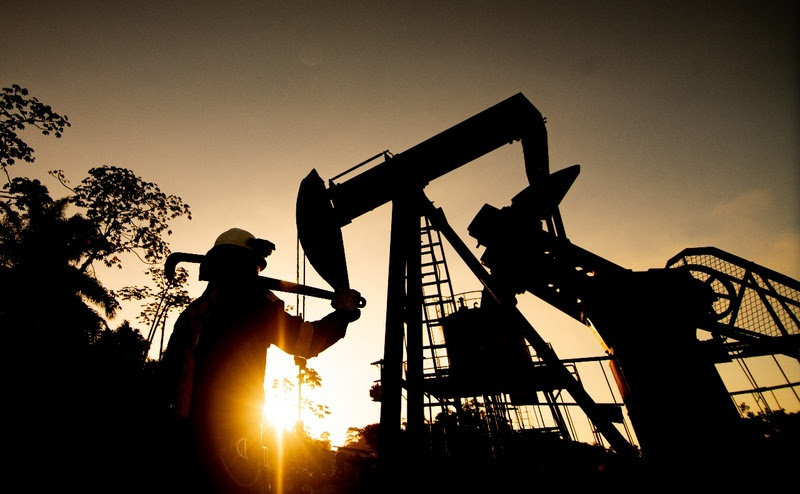 Estoques de petróleo dos EUA caem 1,934 milhão barris na semana, afirma DoE