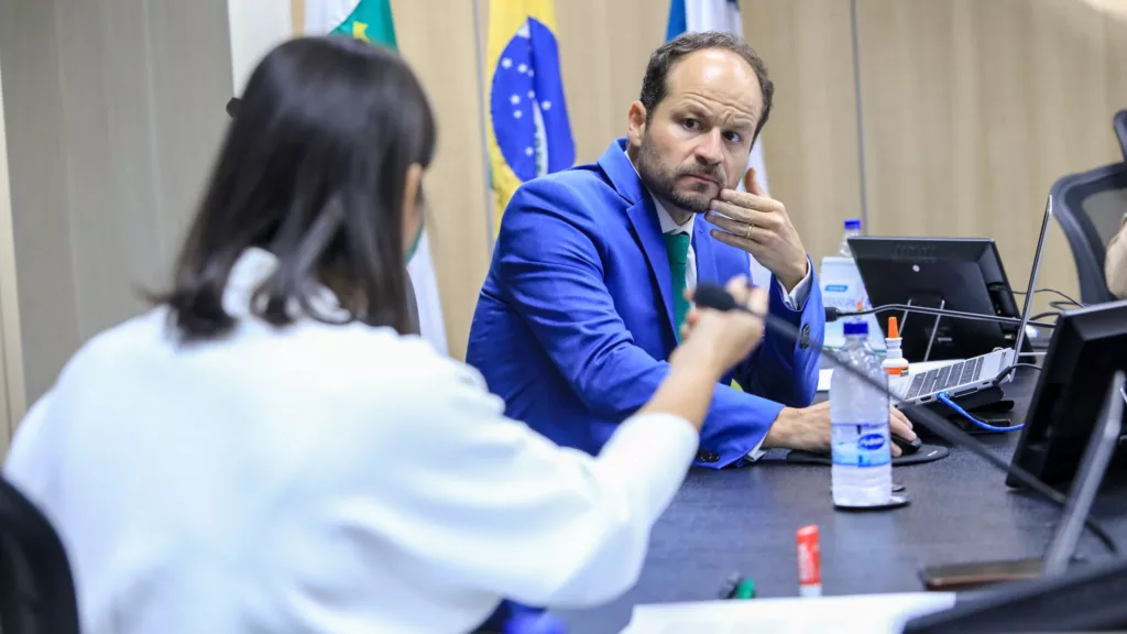 Diretores da Aneel Ludimila Lima e Fernando Mosna participam da 18ª reunião pública ordinária de 2025, em 27 de maio (Foto Michel Jesus/Aneel)