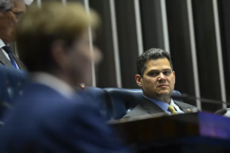 Tereza Cristina e Davi Alcolumbre durante votação do novo marco legal do licenciamento ambiental. Foto: Andressa Anholete/Agência Senado