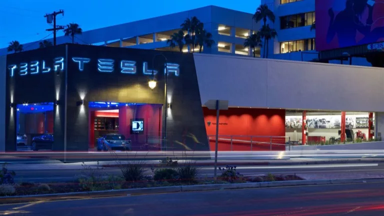 Fachada de loja da Tesla em Los Angeles, no estado da Califórnia/EUA (Foto Flickr Tesla Motors Image Library) Fachada de loja da Tesla em Los Angeles, no estado da Califórnia/EUA (Foto Flickr Tesla Motors Image Library)
