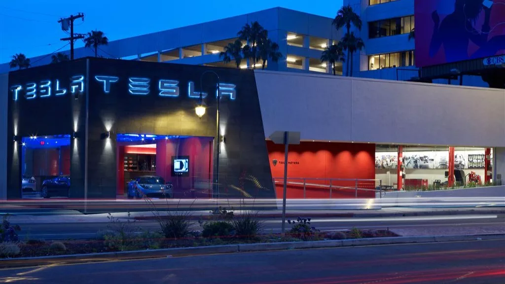 Fachada de loja da Tesla em Los Angeles, no estado da Califórnia/EUA (Foto Flickr Tesla Motors Image Library)