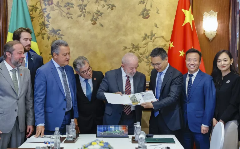 Presidente da República, Luiz Inácio Lula da Silva, durante audiência com o presidente da Envision, Lei Zhang (Foto: Ricardo Stuckert/PR)