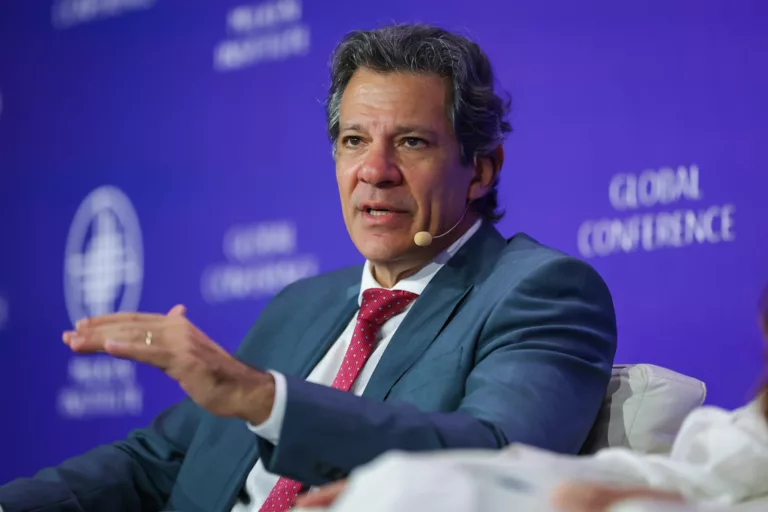 Fernando Haddad confimru propostas para data centers durante sua participação no Milken Institute Global Conference, em Los Angeles. Foto: Ministério da Fazenda  
