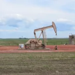 Cavalos-de-pau (bomba 'pumpjack') para exploração terrestre de petróleo e gás (Foto mhouge/Pixabay)