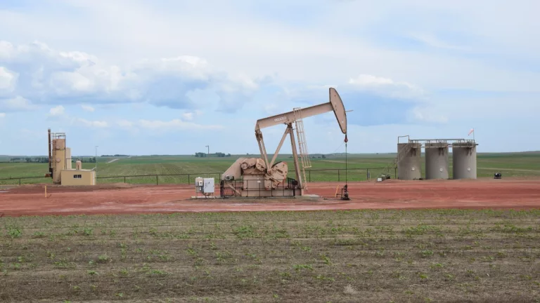 Cavalos-de-pau (bomba 'pumpjack') para exploração terrestre de petróleo e gás (Foto mhouge/Pixabay)