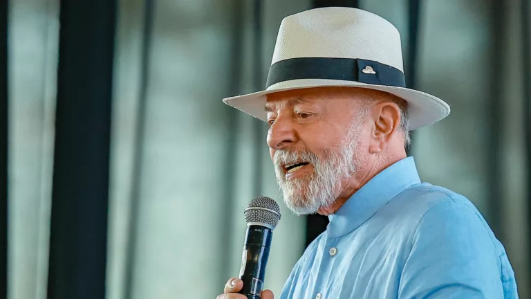 Lula durante cerimônia de entrega de máquinas agrícolas a municípios de Minas Gerais por meio do Promaq, no Ceasa de Contagem, em 12 de junho de 2025 (Foto Ricardo Stuckert/PR)