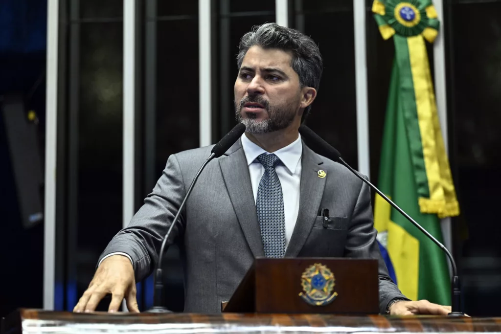 Marcos Rogério, à tribuna do Plenário da Câmara, durante sessão para votação de propostas (Foto Andressa Anholete/Agência Senado)