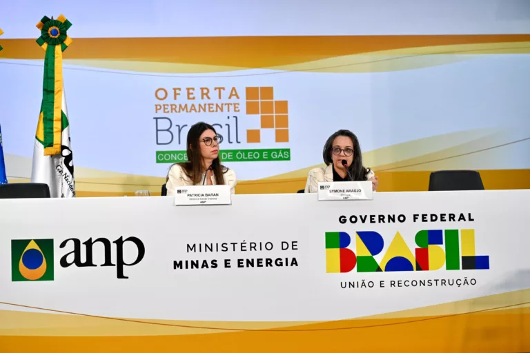 Diretora-geral interina da ANP, Patrícia Baran, e diretora Symone Araujo na sessão pública do 5º Ciclo da Oferta Permanente de Concessões (Foto Juliana Rezende/eixos)
