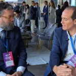Federico Veller (direita), subsecretário de Combustíveis da Argentina, concede entrevista ao estúdio eixos no Midstream & Gas Day 2025, em Buenos Aires (Foto: eixos)