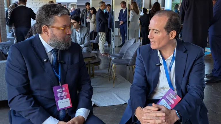 Federico Veller (direita), subsecretário de Combustíveis da Argentina, concede entrevista ao estúdio eixos no Midstream & Gas Day 2025, em Buenos Aires (Foto: eixos)