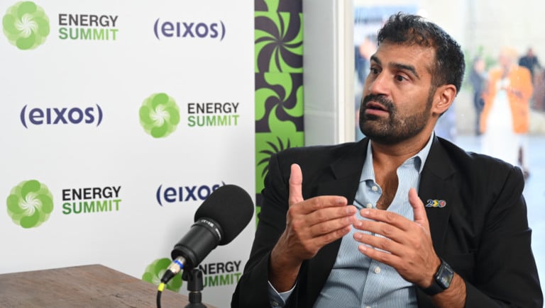 Cônsul-geral britânico no Rio de Janeiro, Anjoum Noorani, durante entrevista ao estúdio eixos, na Cidade das Artes no Rio, em 26 de junho de 2025 (Foto Juliana Rezende/agência eixos)