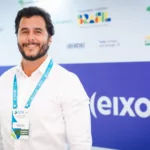 Diretor de Novos Negócios da Brava, Pedro Medeiros, concede entrevista à agência eixos na Bahia Oil & Gas Energy 2025 (Foto: Rodrigo Teixeira/eixos)
