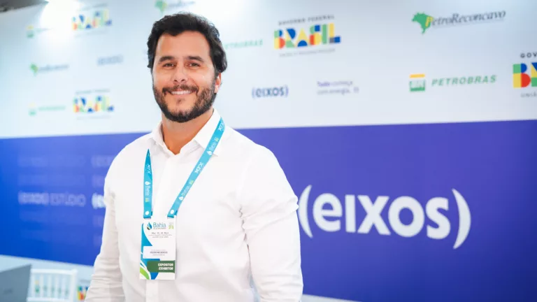 Diretor de Novos Negócios da Brava, Pedro Medeiros, concede entrevista à agência eixos na Bahia Oil & Gas Energy 2025 (Foto: Rodrigo Teixeira/eixos)