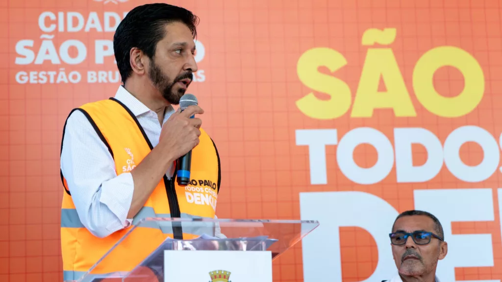 Ricardo Nunes, prefeito de São Paulo, anuncia à imprensa pacote de medidas de combate à dengue, em 13 de março de 2024 (Foto Flickr Ricardo Nunes)