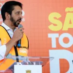 Ricardo Nunes, prefeito de São Paulo, anuncia à imprensa pacote de medidas de combate à dengue, em 13 de março de 2024 (Foto Flickr Ricardo Nunes)
