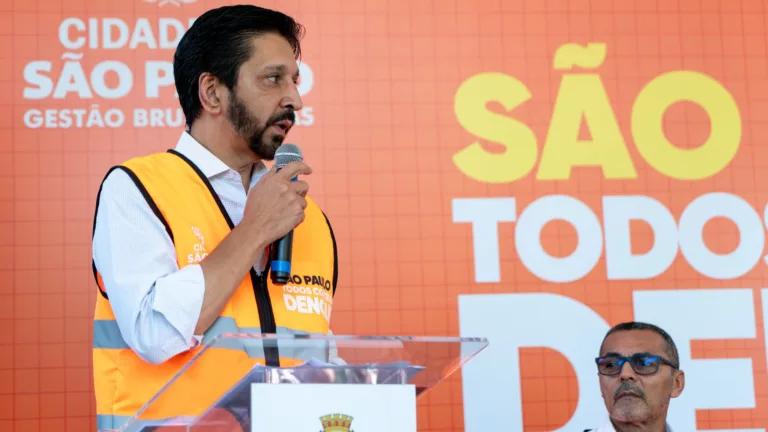 Ricardo Nunes, prefeito de São Paulo, anuncia à imprensa pacote de medidas de combate à dengue, em 13 de março de 2024 (Foto Flickr Ricardo Nunes)