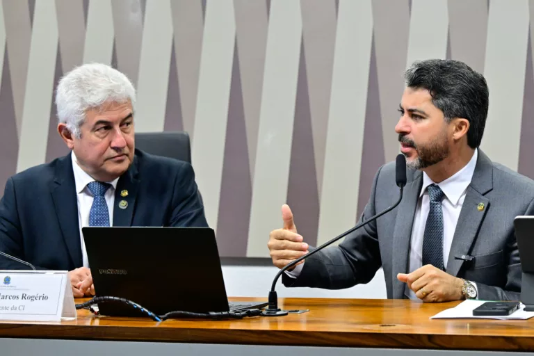 Senador Marcos Pontes (PL/SP), autor do pedido para desarquivar o projeto que altera o regime de partilha do pré-sal; e o relator, senador Marcos Rogério (PL/RO). Foto: Geraldo Magela/Agência Senado