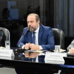 Ministro Alexandre Silveira, ao centro, em reunião com lideranças industriais sobre Gás para Empregar (Foto: Ricardo Botelho/MME)