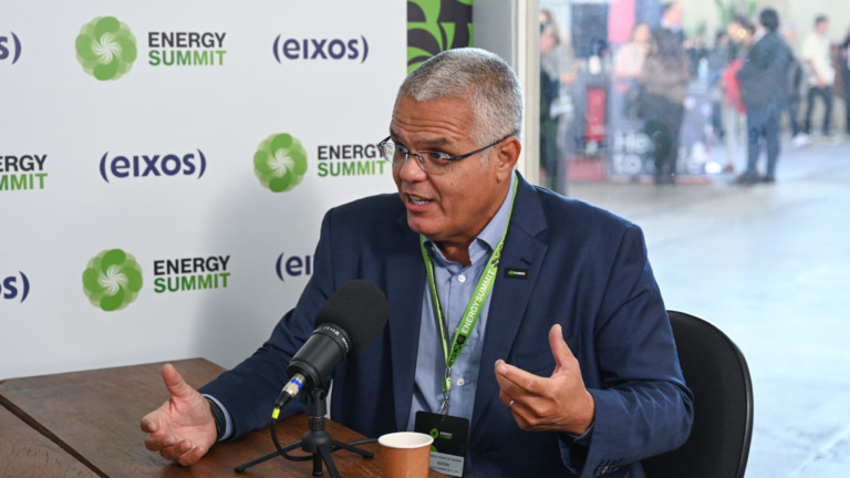 Diretor-executivo da Nvidia América Latina, Márcio Aguiar, durante entrevista ao estúdio eixos, na Cidade das Artes no Rio, em 26 de junho de 2025 (Foto Juliana Rezende/eixos)